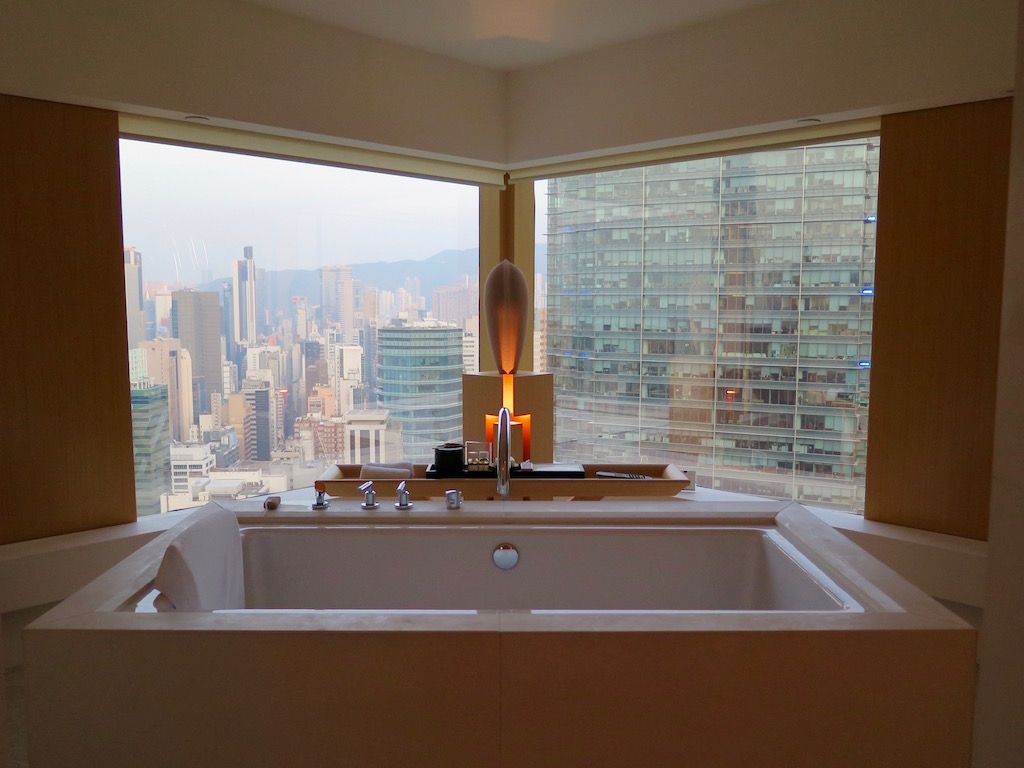 2i-hongkong-upperhouse-tub.jpg