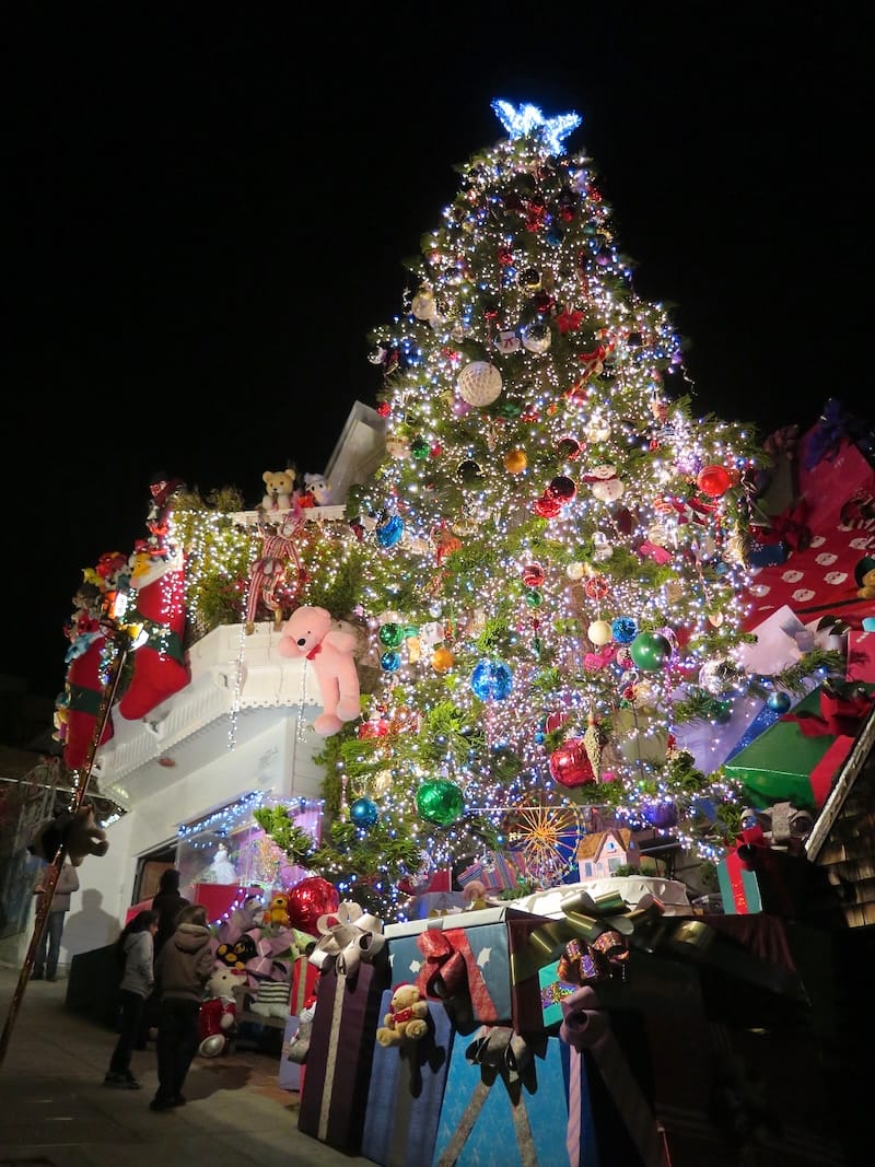 The massive Tom and Jerry Christmas Tree on 21st Street in 2013
