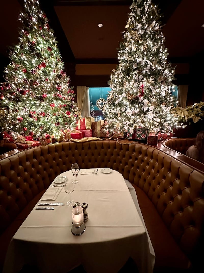 The big booths in Harris’ dining room are ready for your holiday group. Photo: © tablehopper.com.