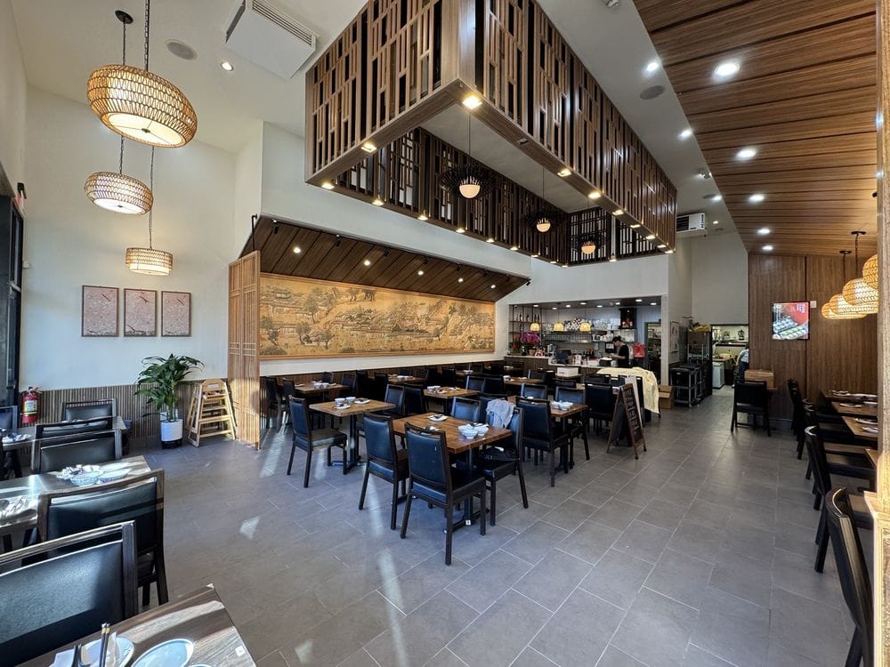 The spacious dining room of the new Hon’s Wun-Tun House in the Outer Sunset. Yelp photo by Harry W. 