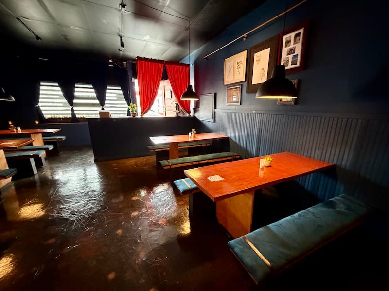 Order at the counter and then you can sit at a table and enjoy your lunch. Photo: © tablehopper.com.