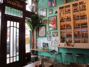 October 26, 2010 - This week's tablehopper: raise a glass (or two).