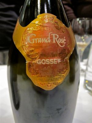 This week's tablehopper: bubble head.