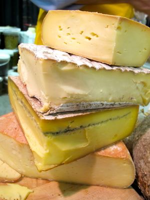 January 18, 2011 - This week's tablehopper: cheese o'clock.