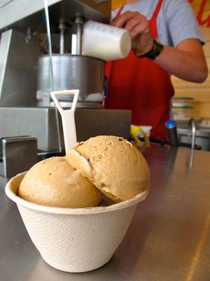 August  5, 2011 - This week's tablehopper: on a wing and a biscuit.