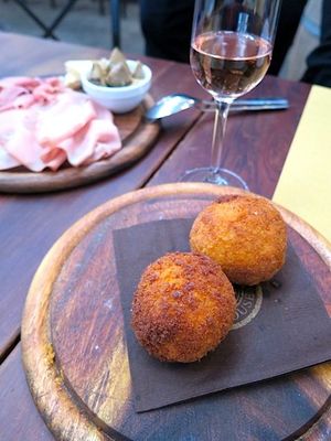 This week's tablehopper: on dasher, and dancer, and...champers?