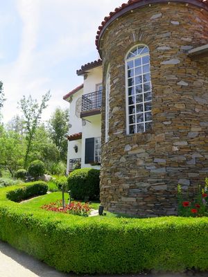 August  1, 2014 - This week's tablehopper: high-low.