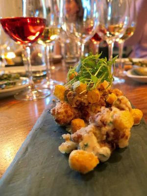 This week's tablehopper: all the ladies in the house, the ladies, the ladies!