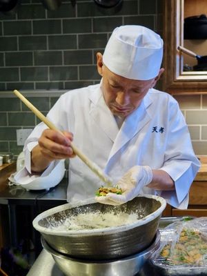 This week's tablehopper: tempurrrrrrrrrra.