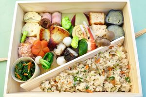 January  3, 2019 - This week's tablehopper: so bored.