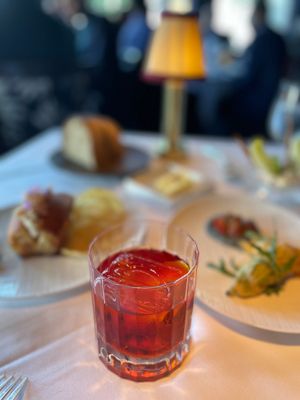 July 19, 2022 - This week's tablehopper: poppin' bottles.